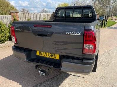 Toyota Hi-Lux Extra-Cab pickup 2.4 Diesel