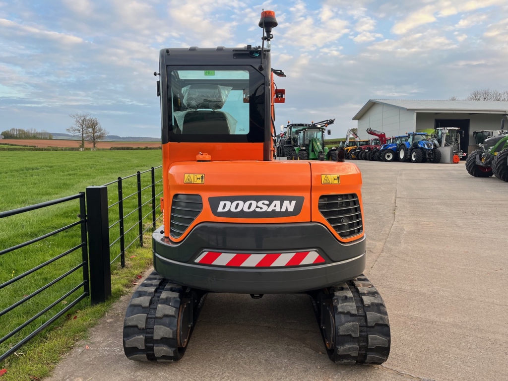 Doosan DX63