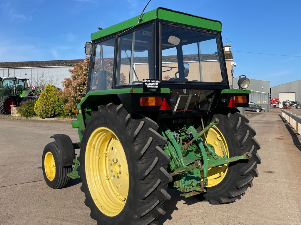 John Deere 2130