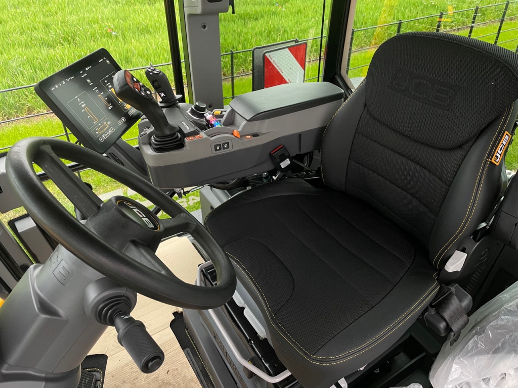 JCB 4220 iCON