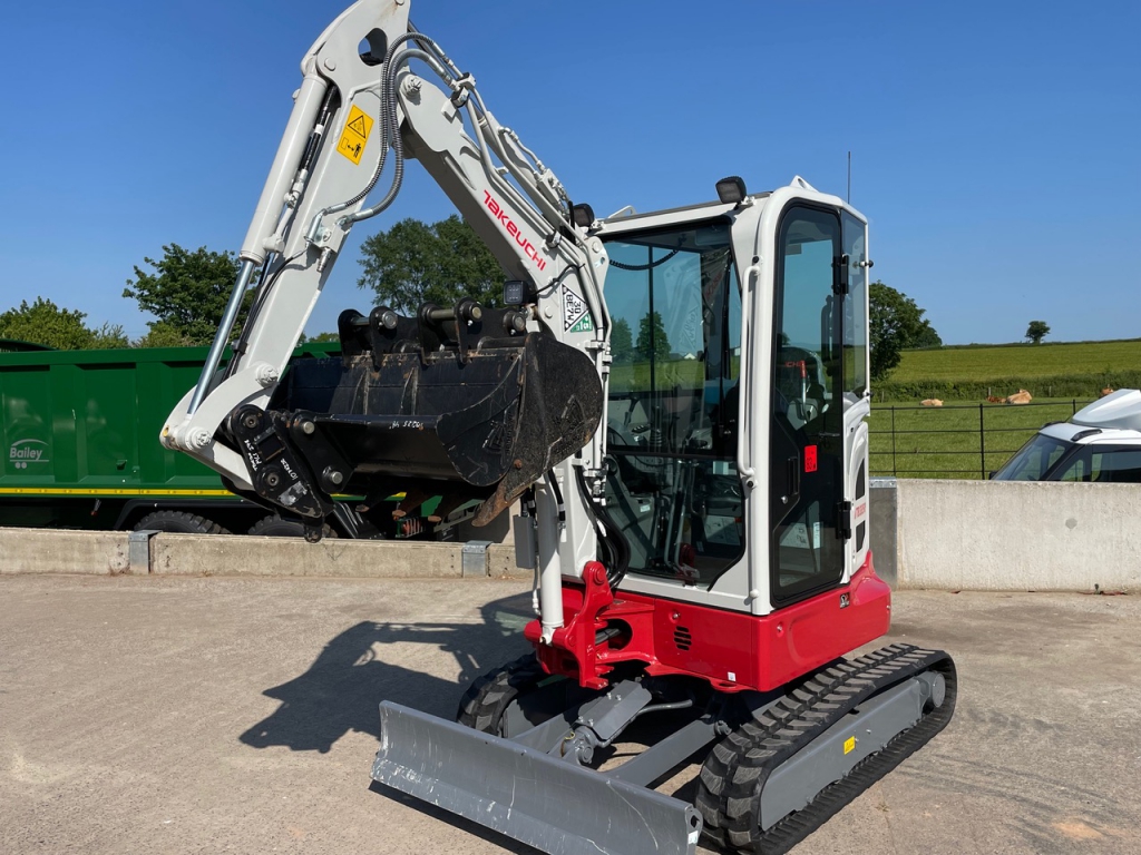 Takeuchi TB325R digger