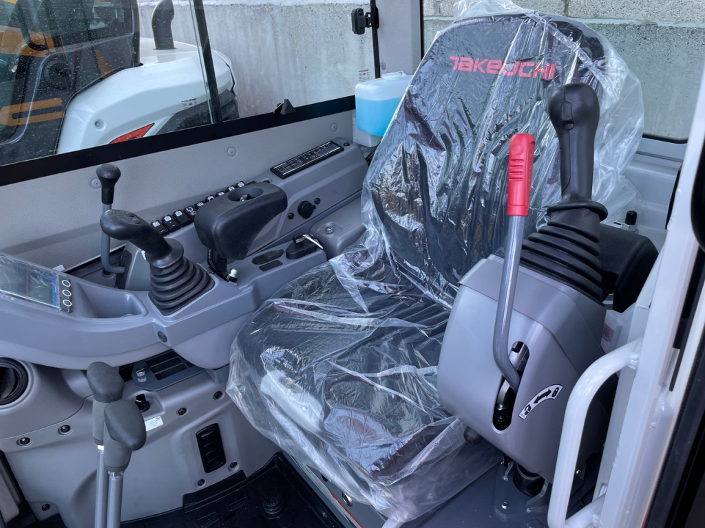 Takeuchi TB325R digger