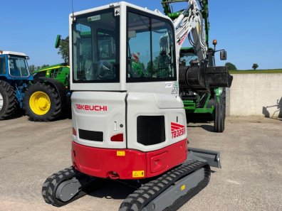 Takeuchi TB325R digger