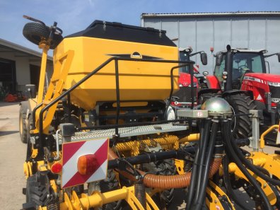 McConnel Seedaerator 3000 3m drill