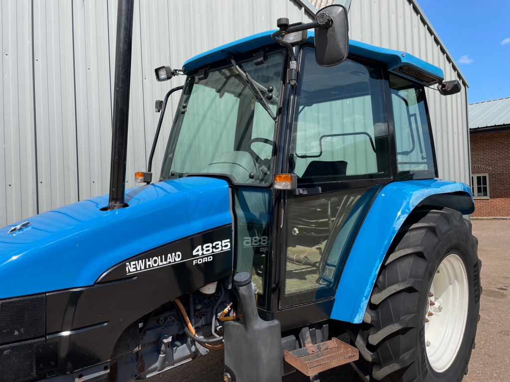 New Holland 4835