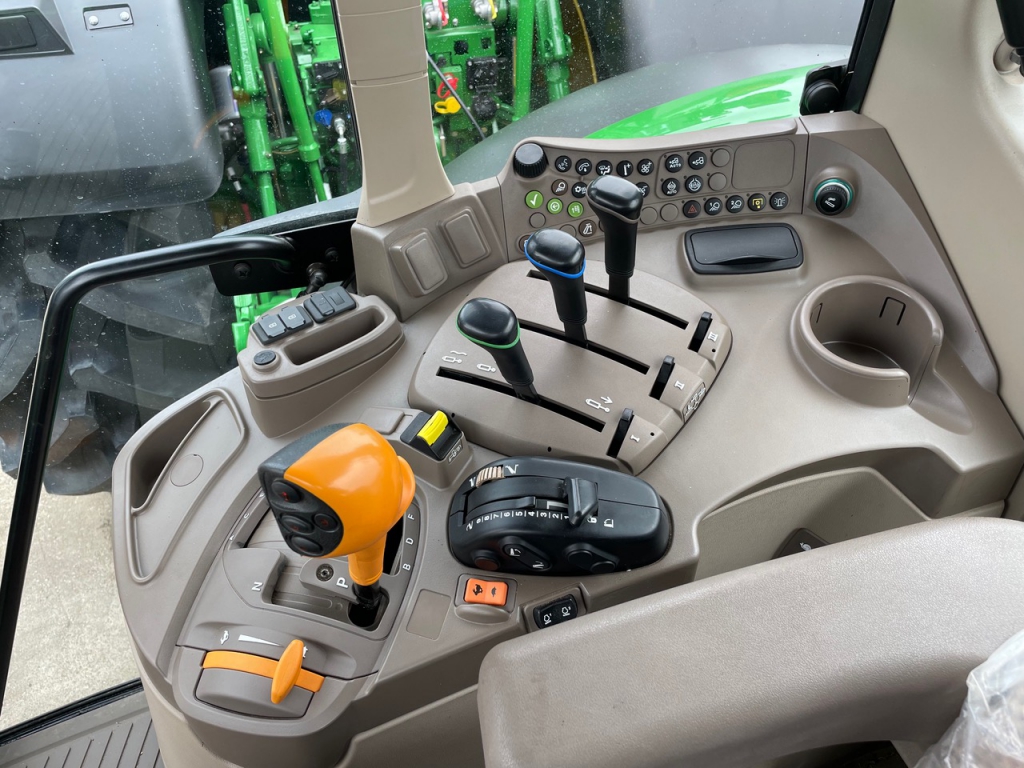John Deere 6120M