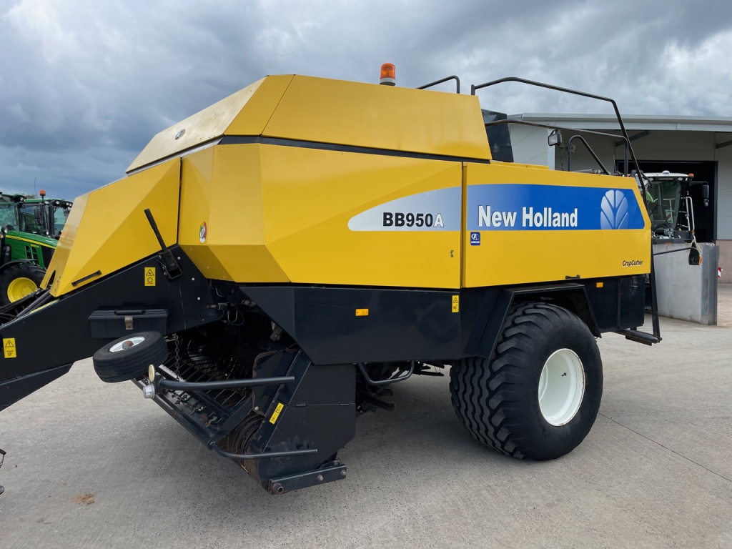 New Holland BB950A baler