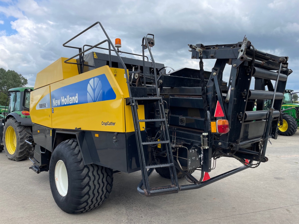 New Holland BB950A baler
