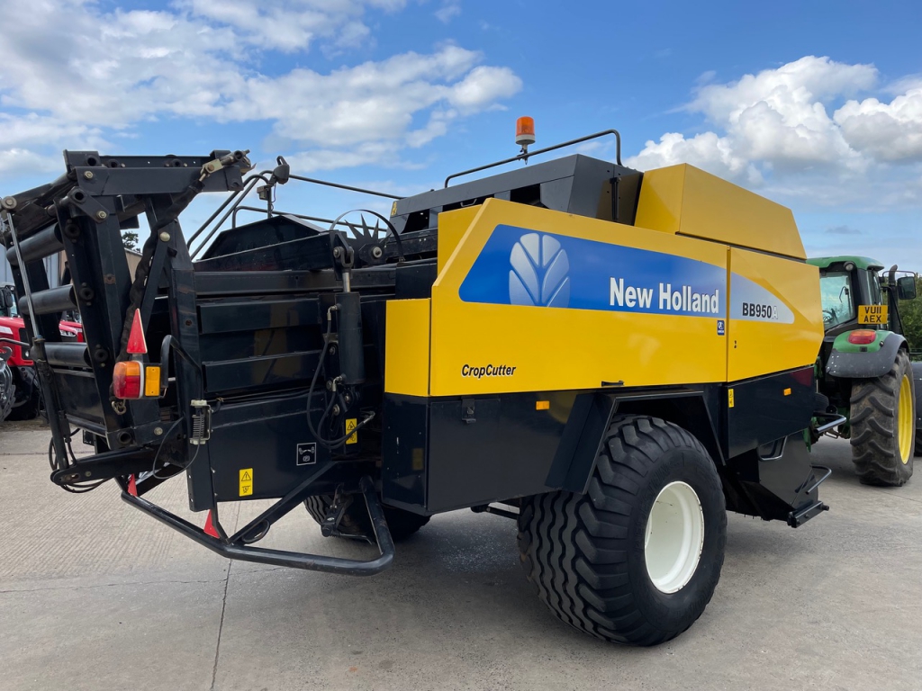 New Holland BB950A baler