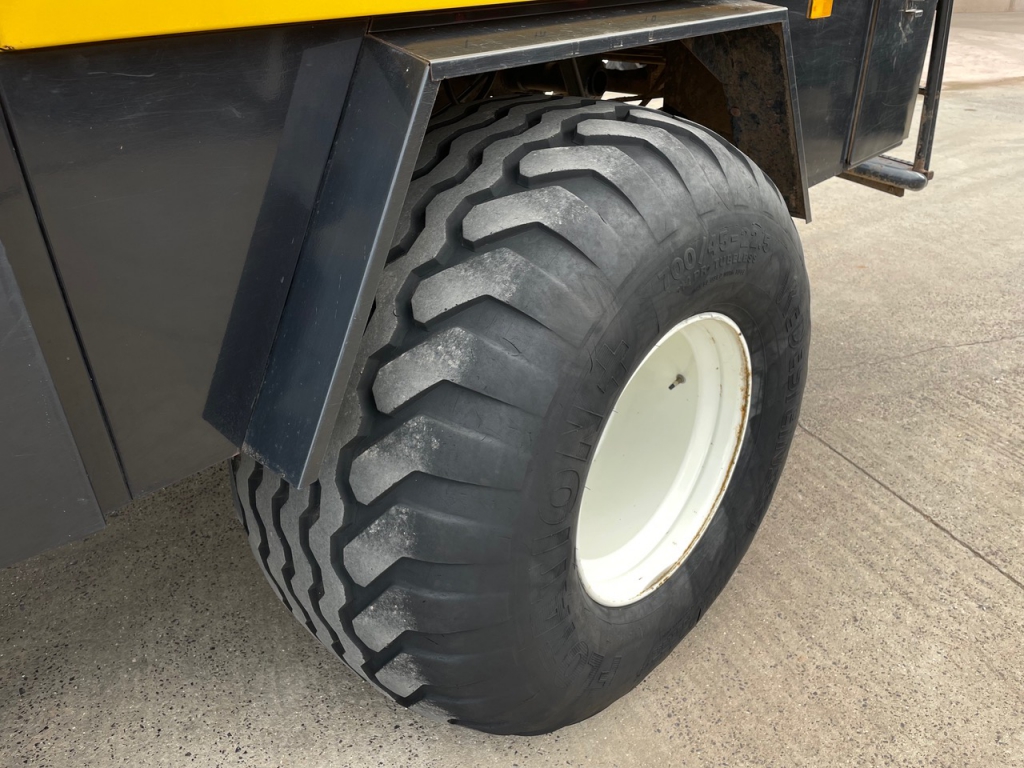 New Holland BB950A baler