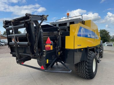 New Holland BB950A baler