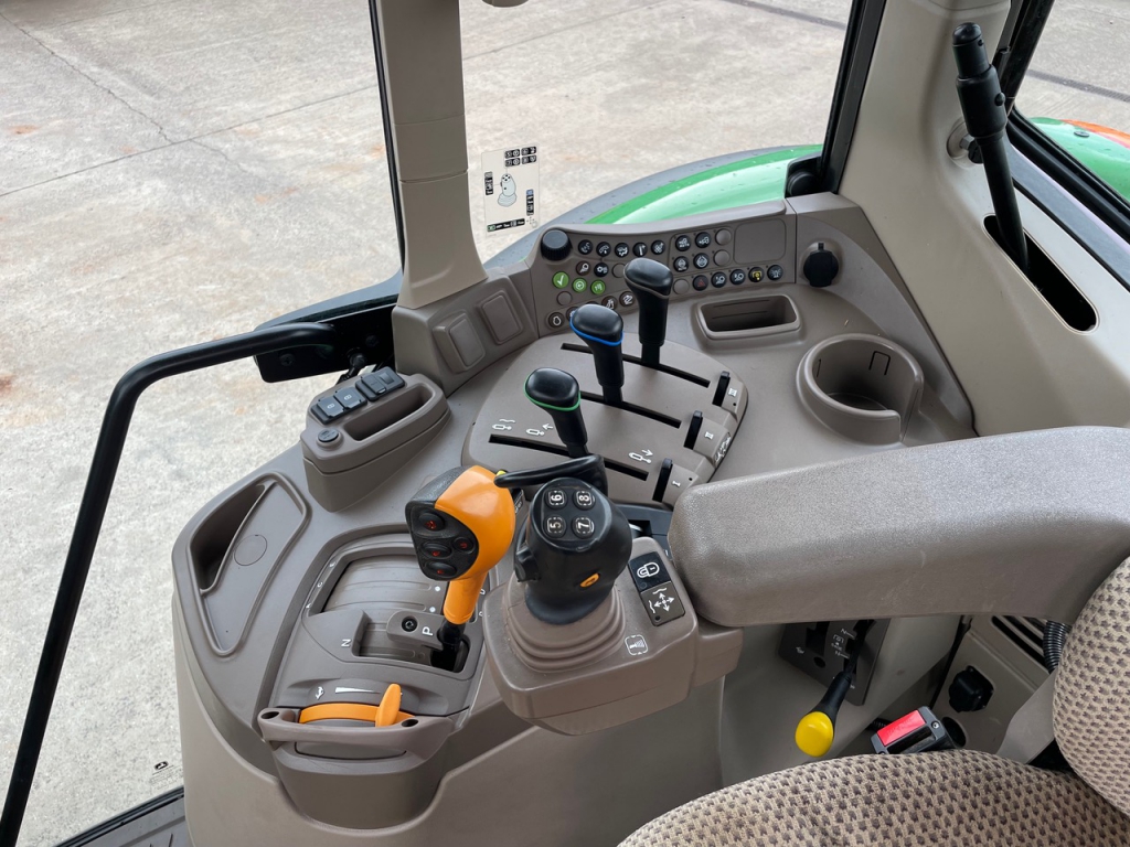 John Deere 6120M