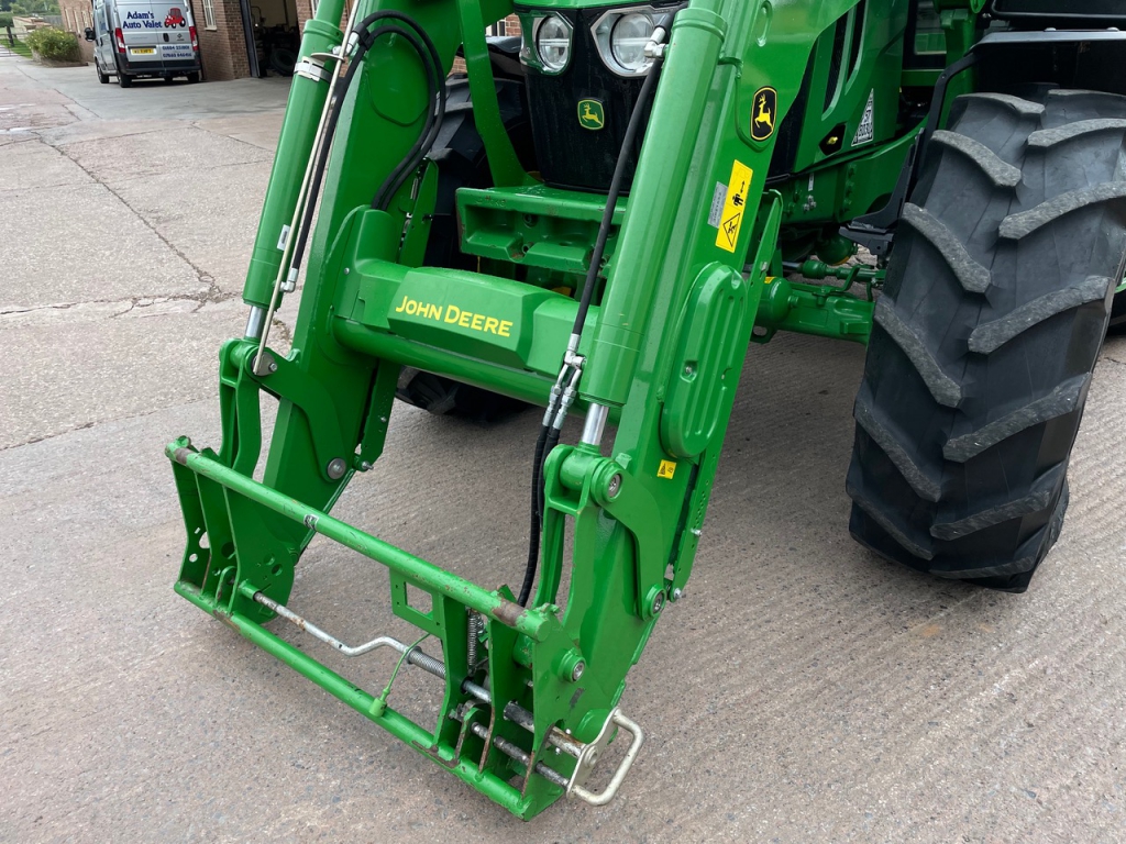 John Deere 6120M