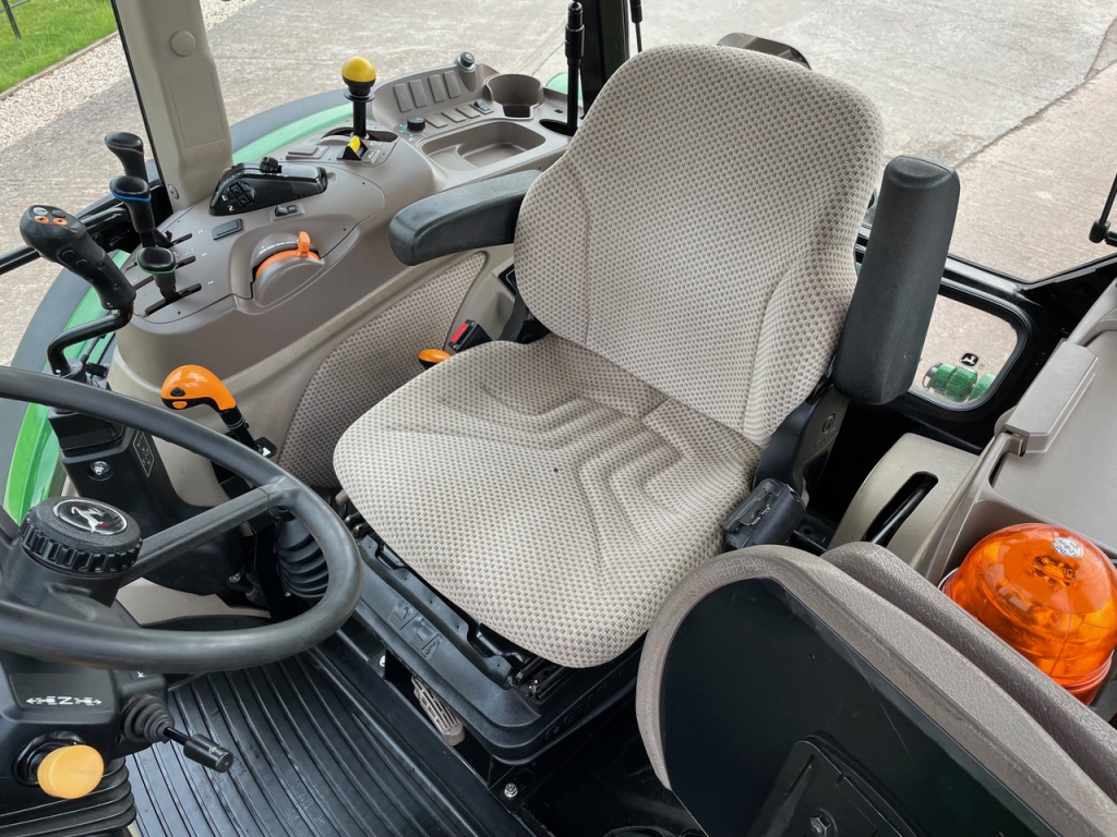 John Deere 5085 M