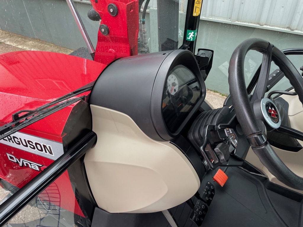 Massey Ferguson 5711M