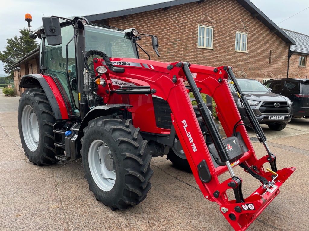 Massey Ferguson 5711M
