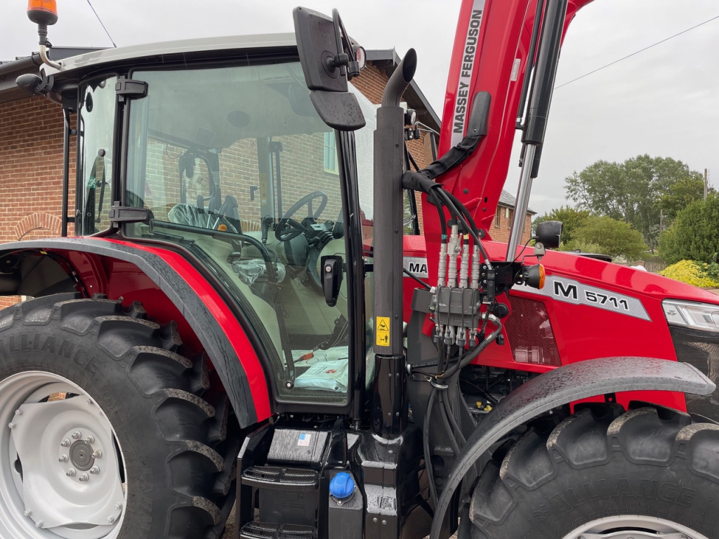 Massey Ferguson 5711M