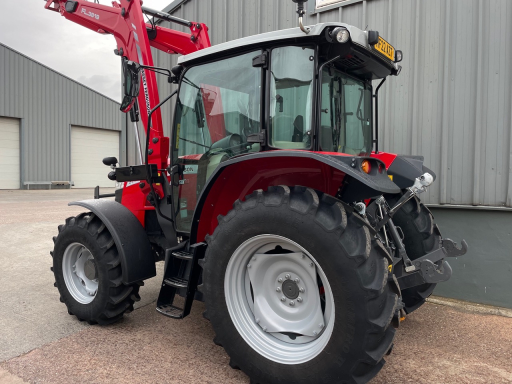 Massey Ferguson 5711M
