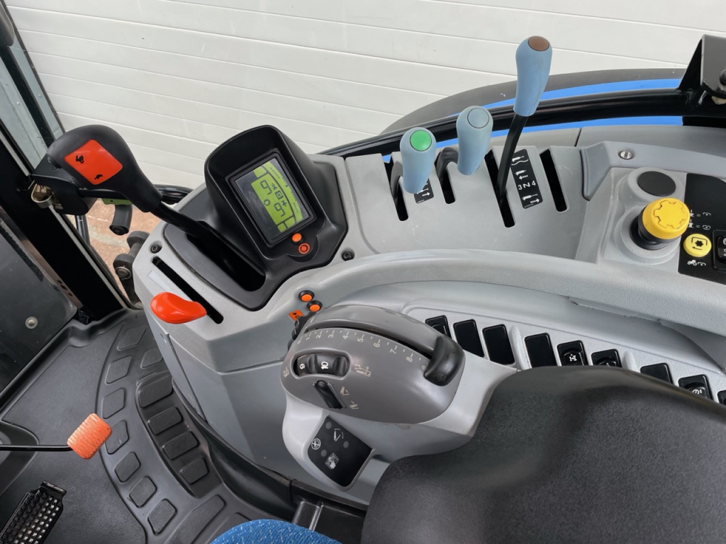 New Holland T6070