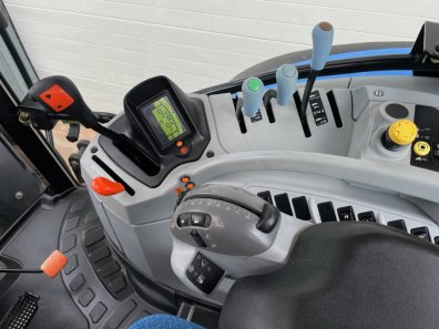 New Holland T6070
