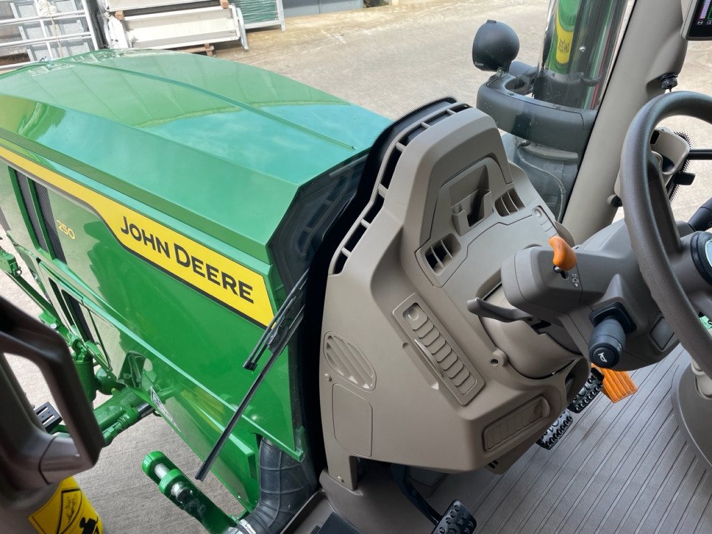 John Deere 6130R