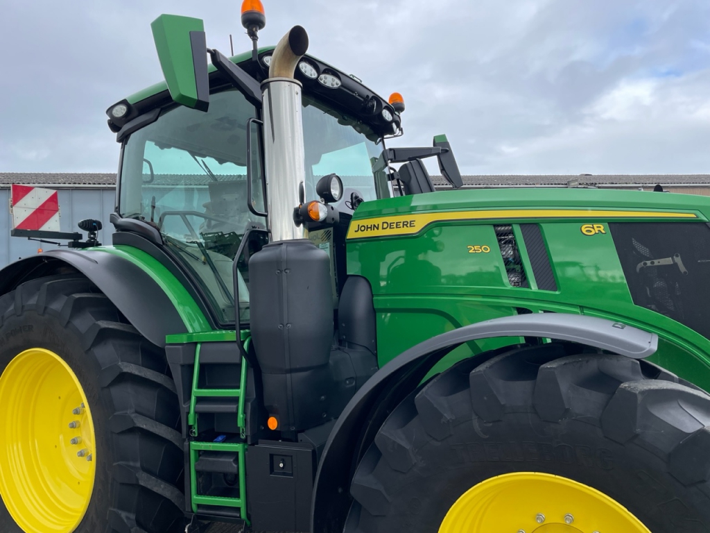John Deere 6R 250