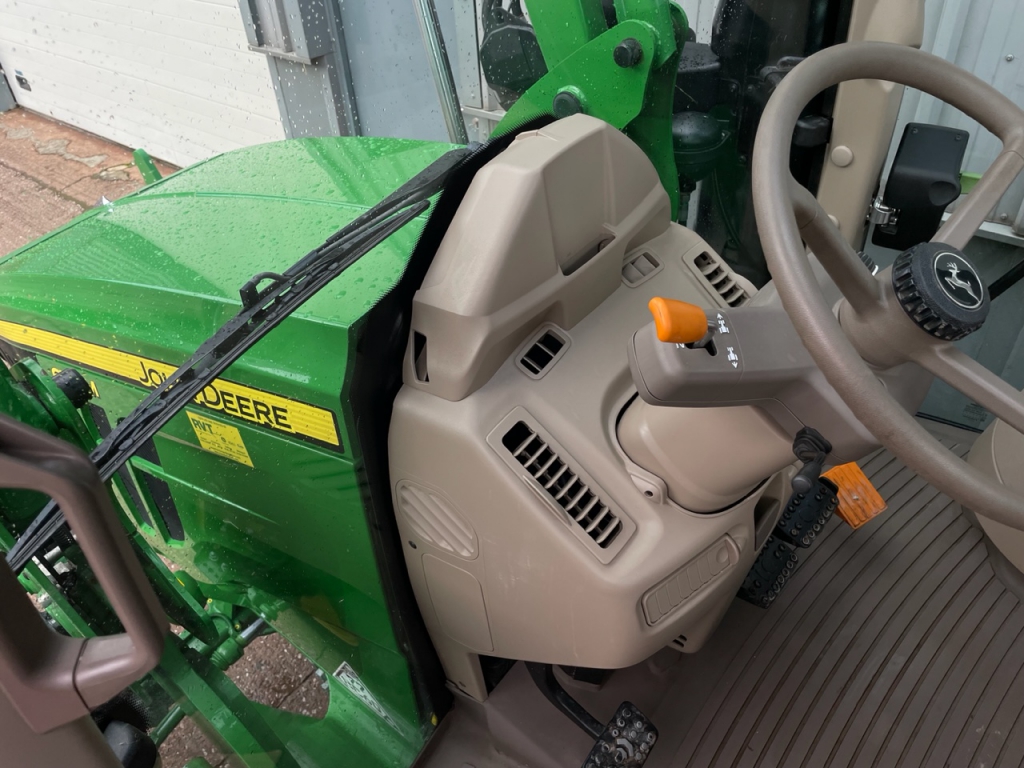 John Deere 6120M