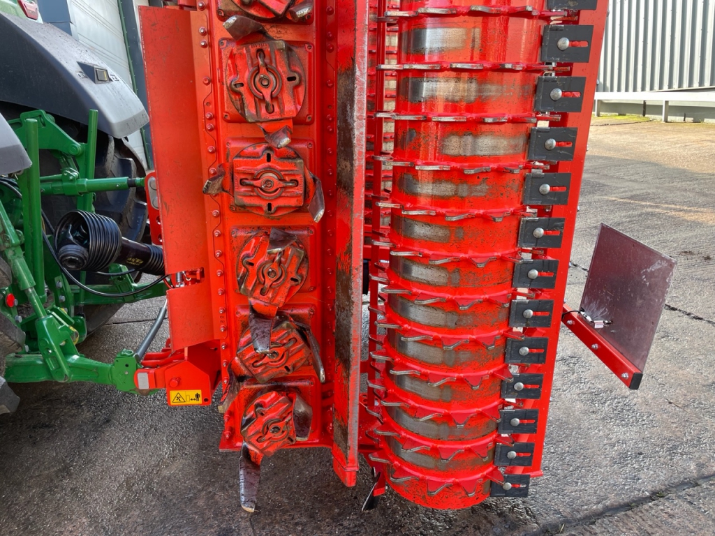 Kuhn HR5004 hydraulic folding power harrow