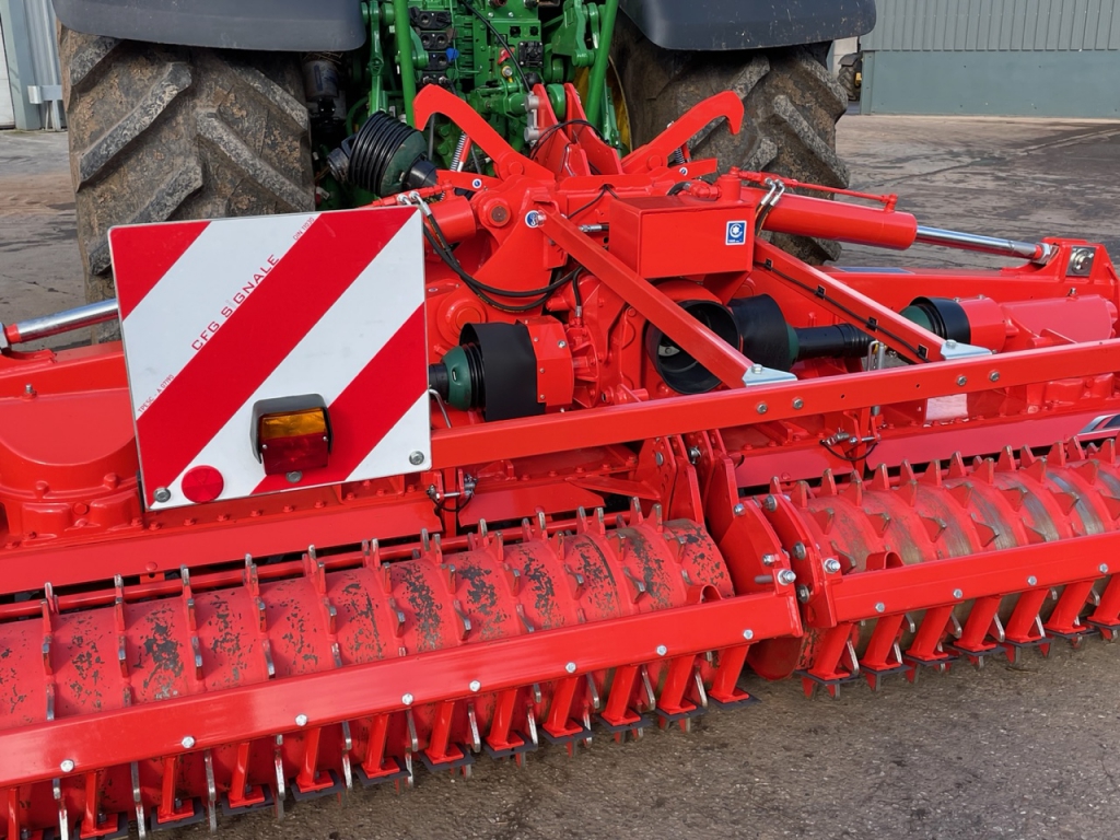 Kuhn HR5004 hydraulic folding power harrow