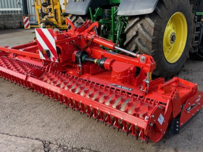 Kuhn HR5004 hydraulic folding power harrow