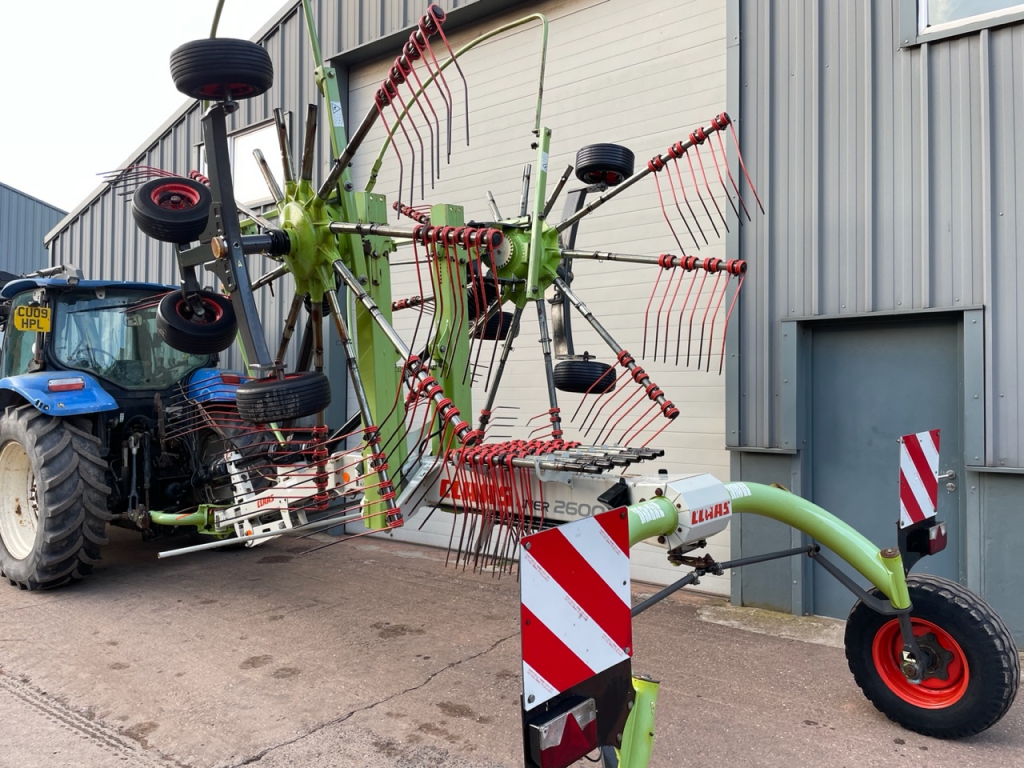 Claas Liner 2600 twin rotor rake