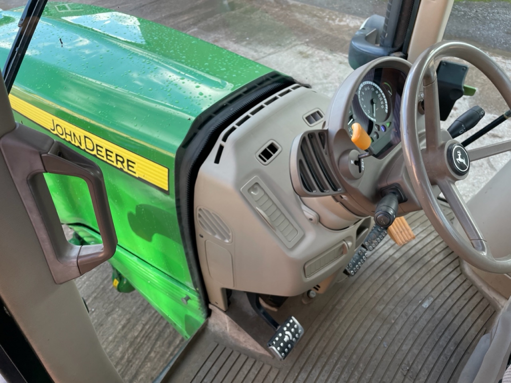 John Deere 6530