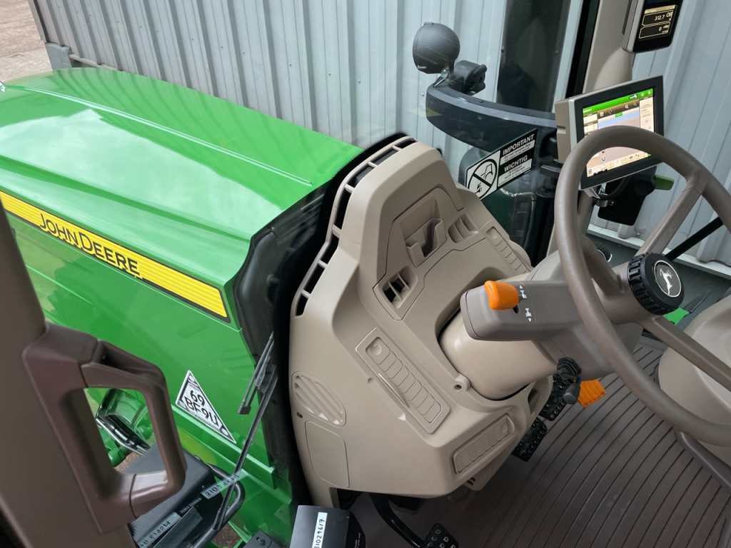 John Deere 6195M