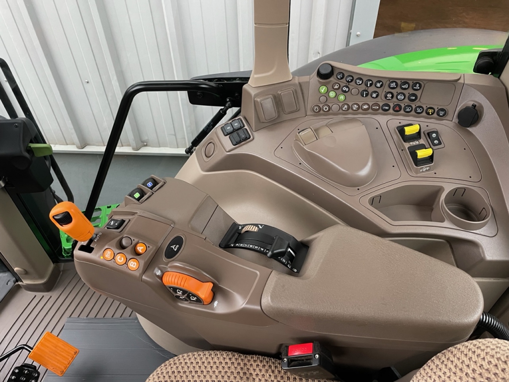 John Deere 6195M