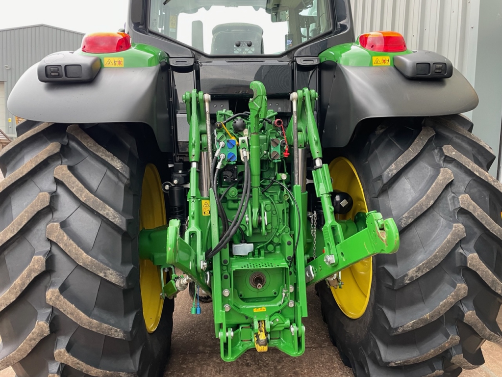 John Deere 6195M
