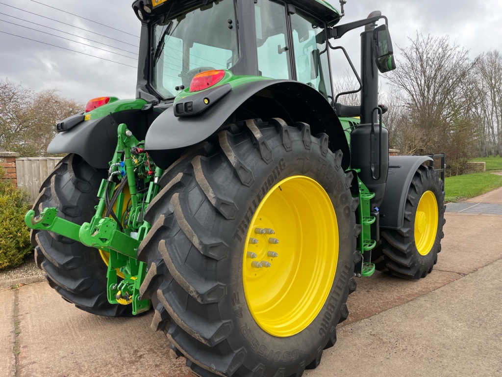 John Deere 6195M