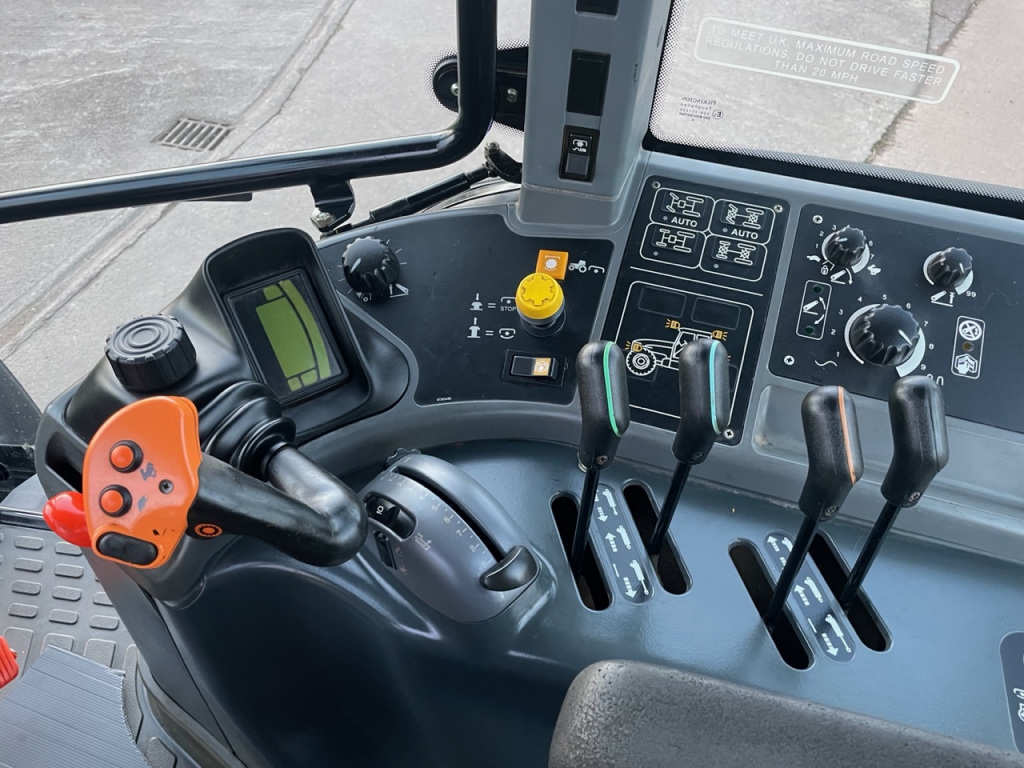 New Holland TM 120