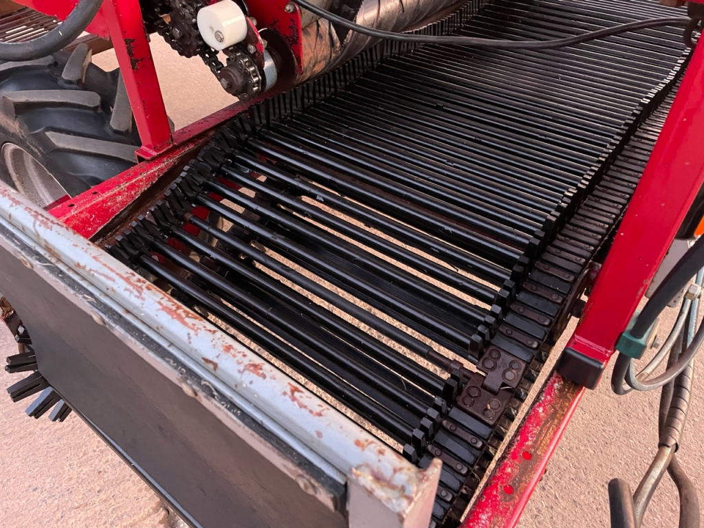 Scotts Micro Lift RS2 potato windrower