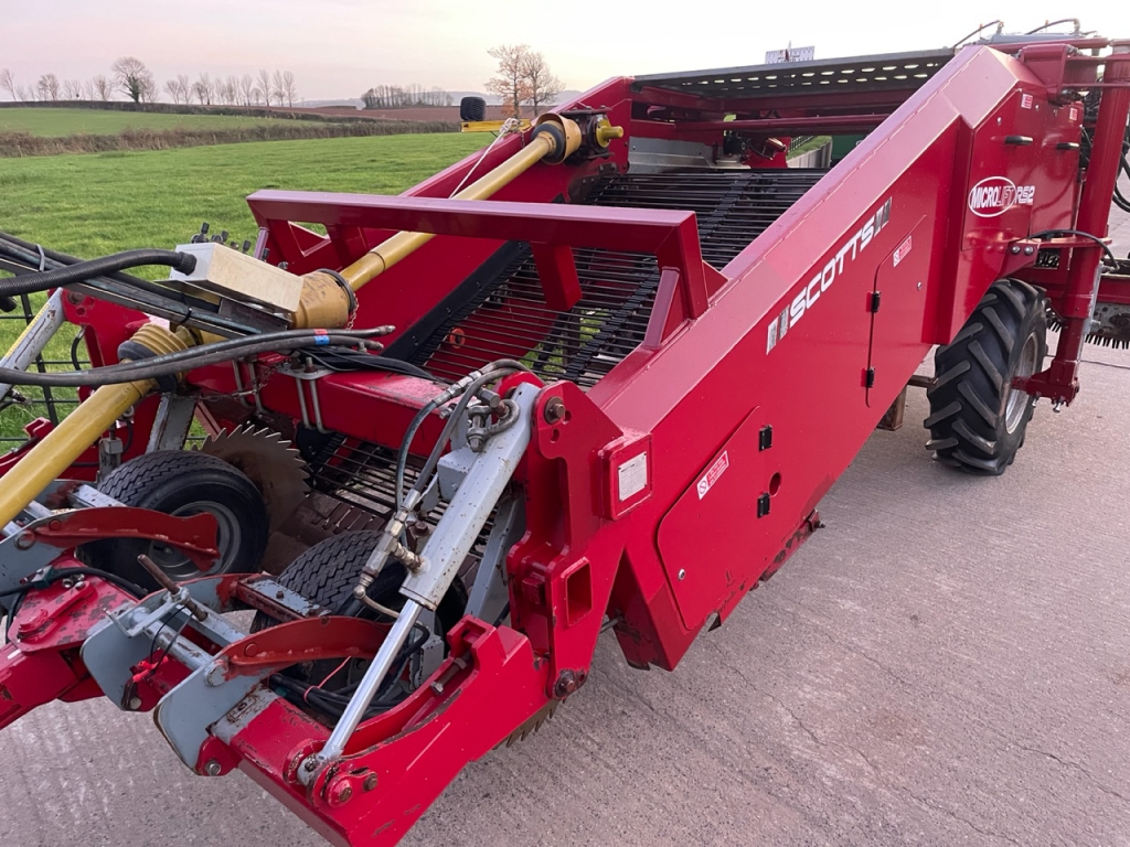 Scotts Micro Lift RS2 potato windrower