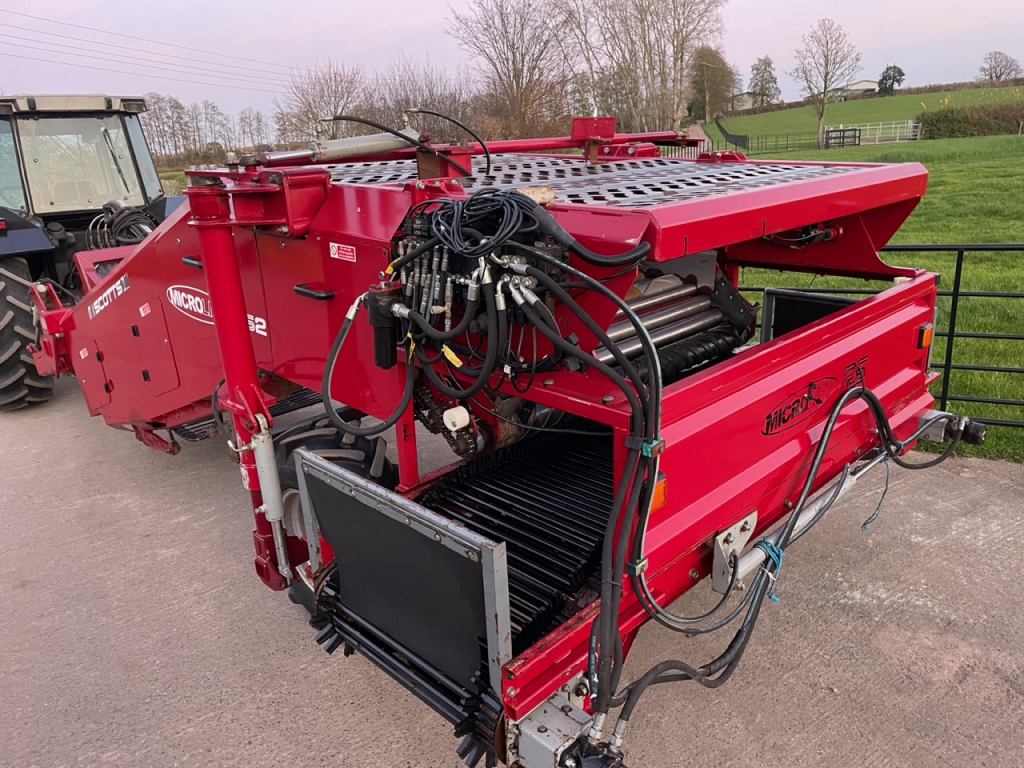 Scotts Micro Lift RS2 potato windrower