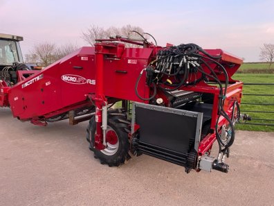 Scotts Micro Lift RS2 potato windrower