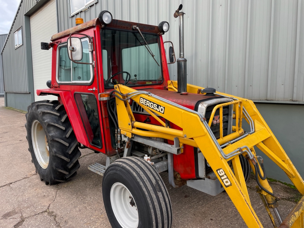 Massey Ferguson red cab 550