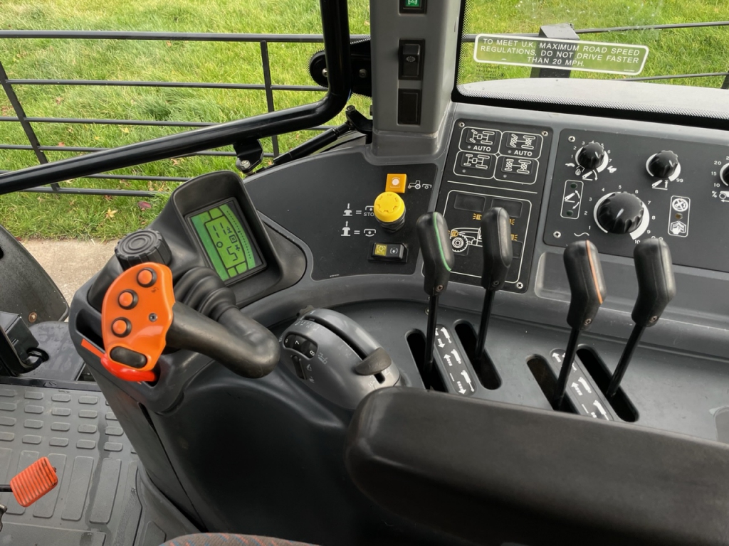 New Holland TM175
