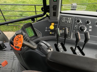 New Holland TM175