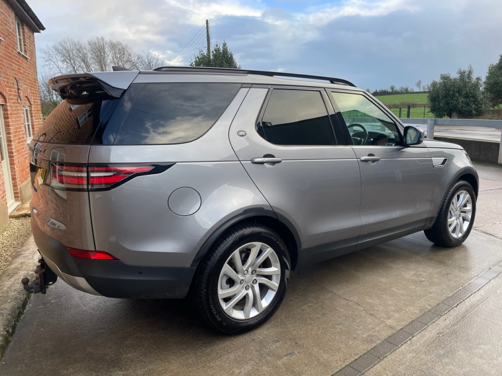 Land Rover Discovery 3.0LT SD6 HSE commercial