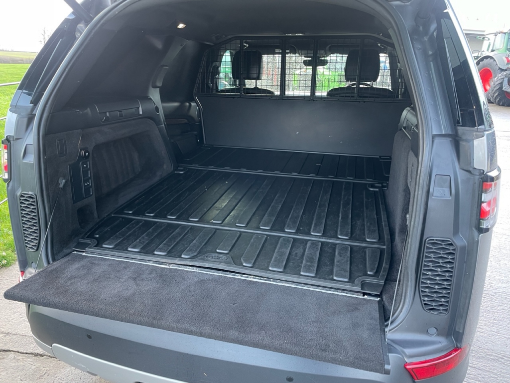 Land Rover Discovery 3.0LT SD6 HSE commercial