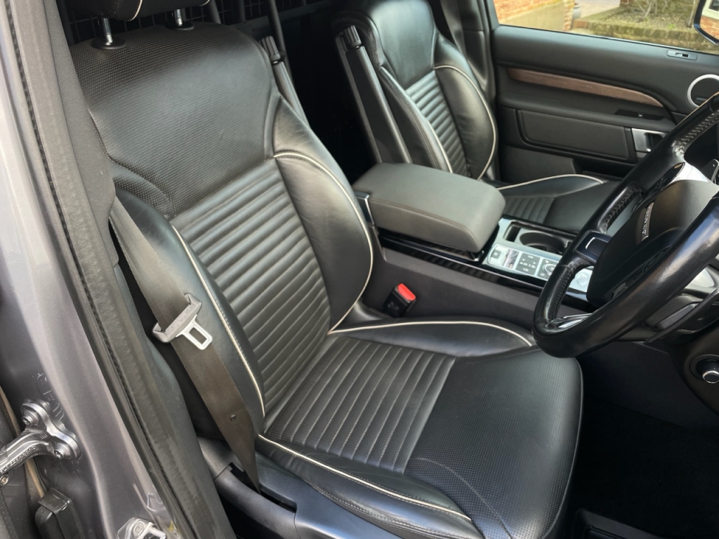 Land Rover Discovery 3.0LT SD6 HSE commercial