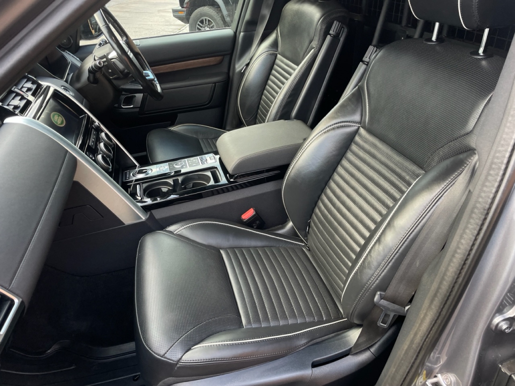 Land Rover Discovery 3.0LT SD6 HSE commercial