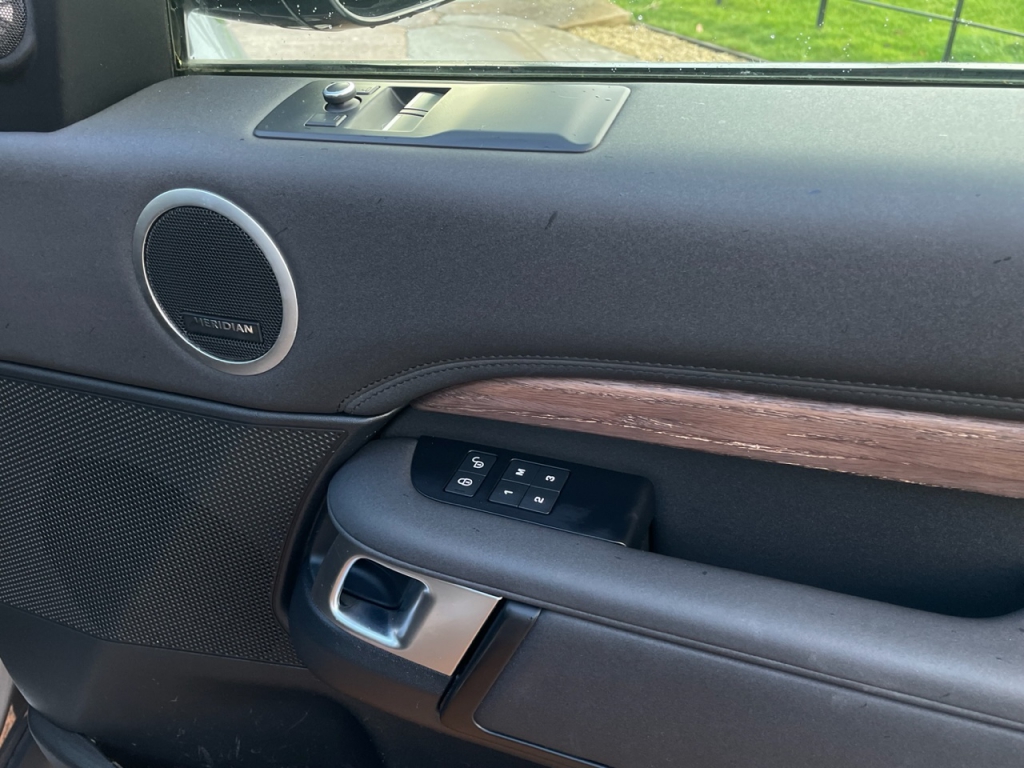 Land Rover Discovery 3.0LT SD6 HSE commercial