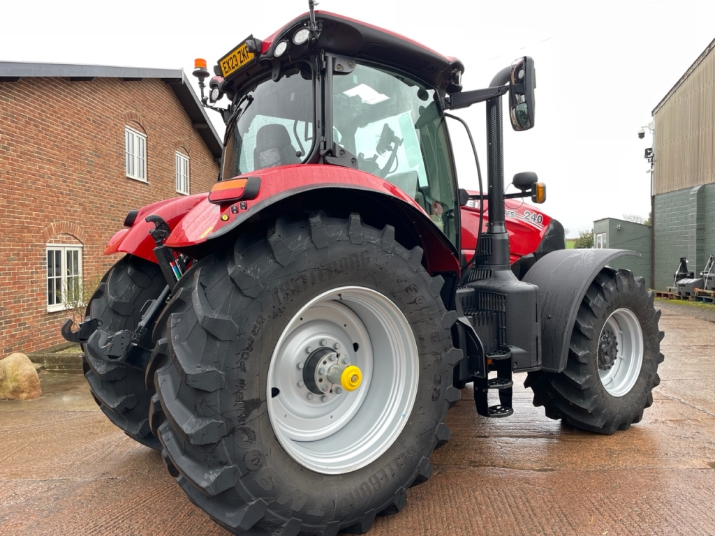 Case CVX 240
